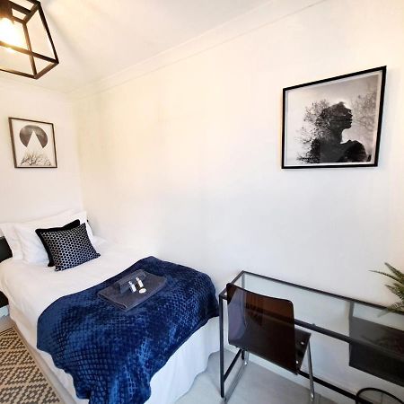 Spacious 3 Bed Apartment, En-Suites, Near Train Station! Watford  Buitenkant foto