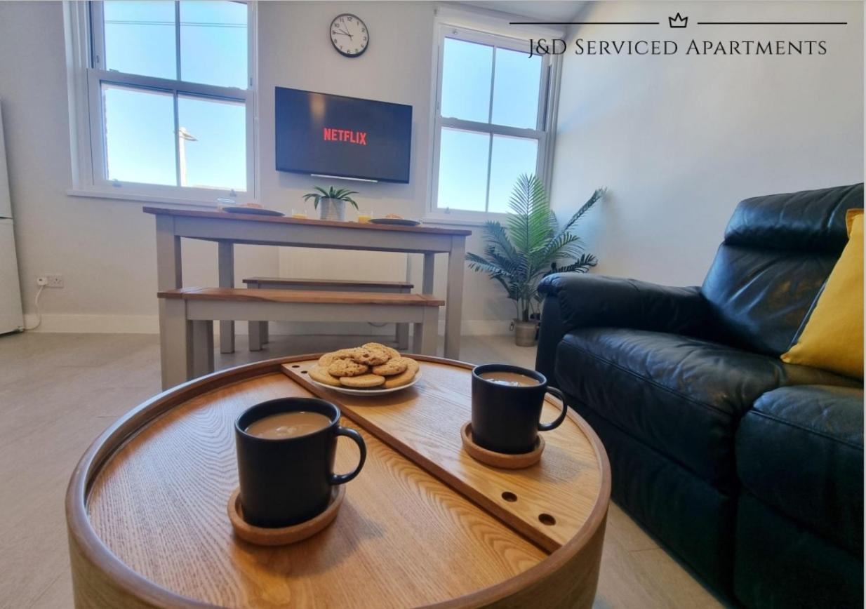 Spacious 3 Bed Apartment, En-Suites, Near Train Station! Watford  Buitenkant foto