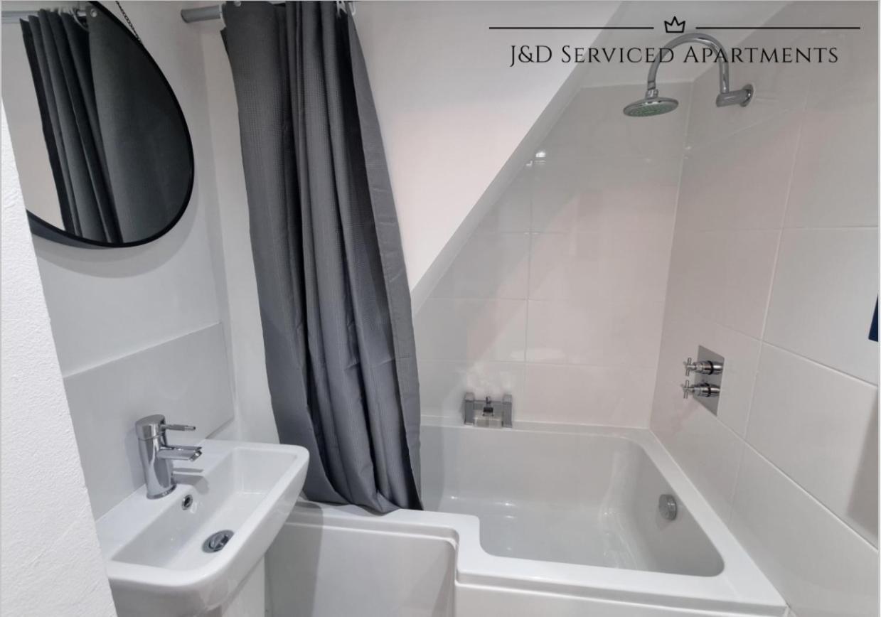 Spacious 3 Bed Apartment, En-Suites, Near Train Station! Watford  Buitenkant foto
