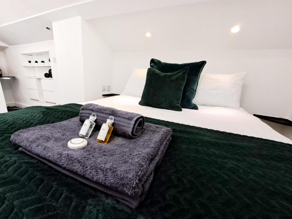 Spacious 3 Bed Apartment, En-Suites, Near Train Station! Watford  Buitenkant foto