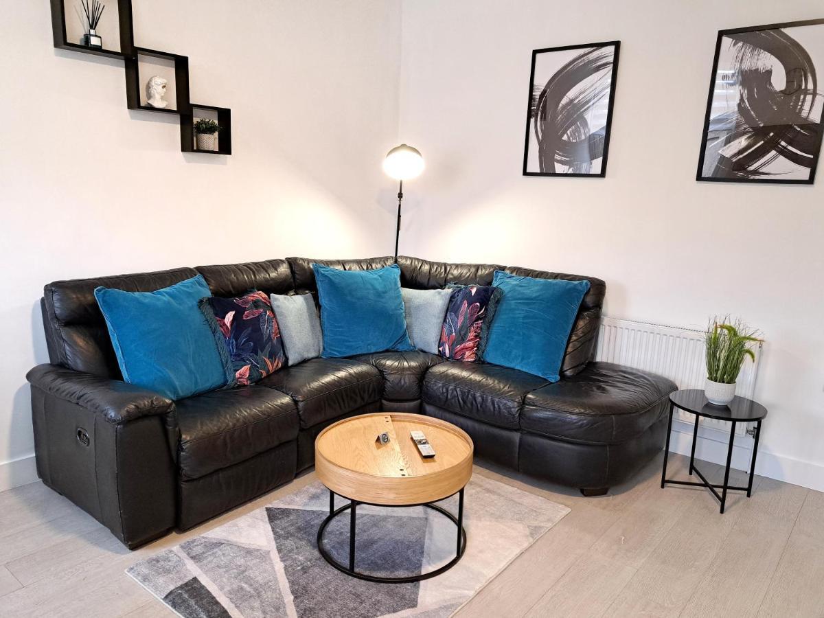 Spacious 3 Bed Apartment, En-Suites, Near Train Station! Watford  Buitenkant foto