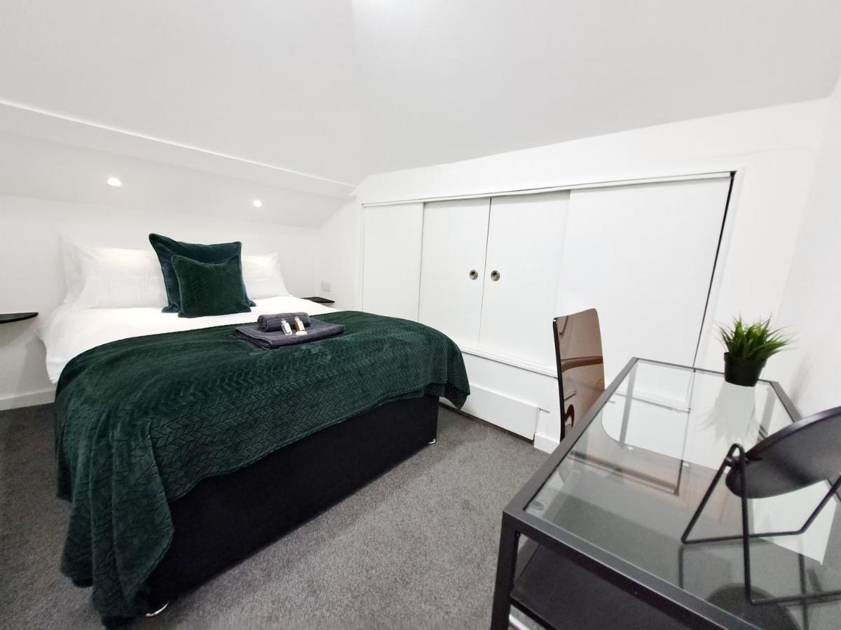 Spacious 3 Bed Apartment, En-Suites, Near Train Station! Watford  Buitenkant foto