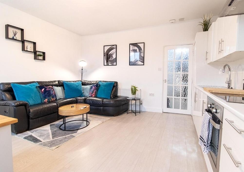 Spacious 3 Bed Apartment, En-Suites, Near Train Station! Watford  Buitenkant foto