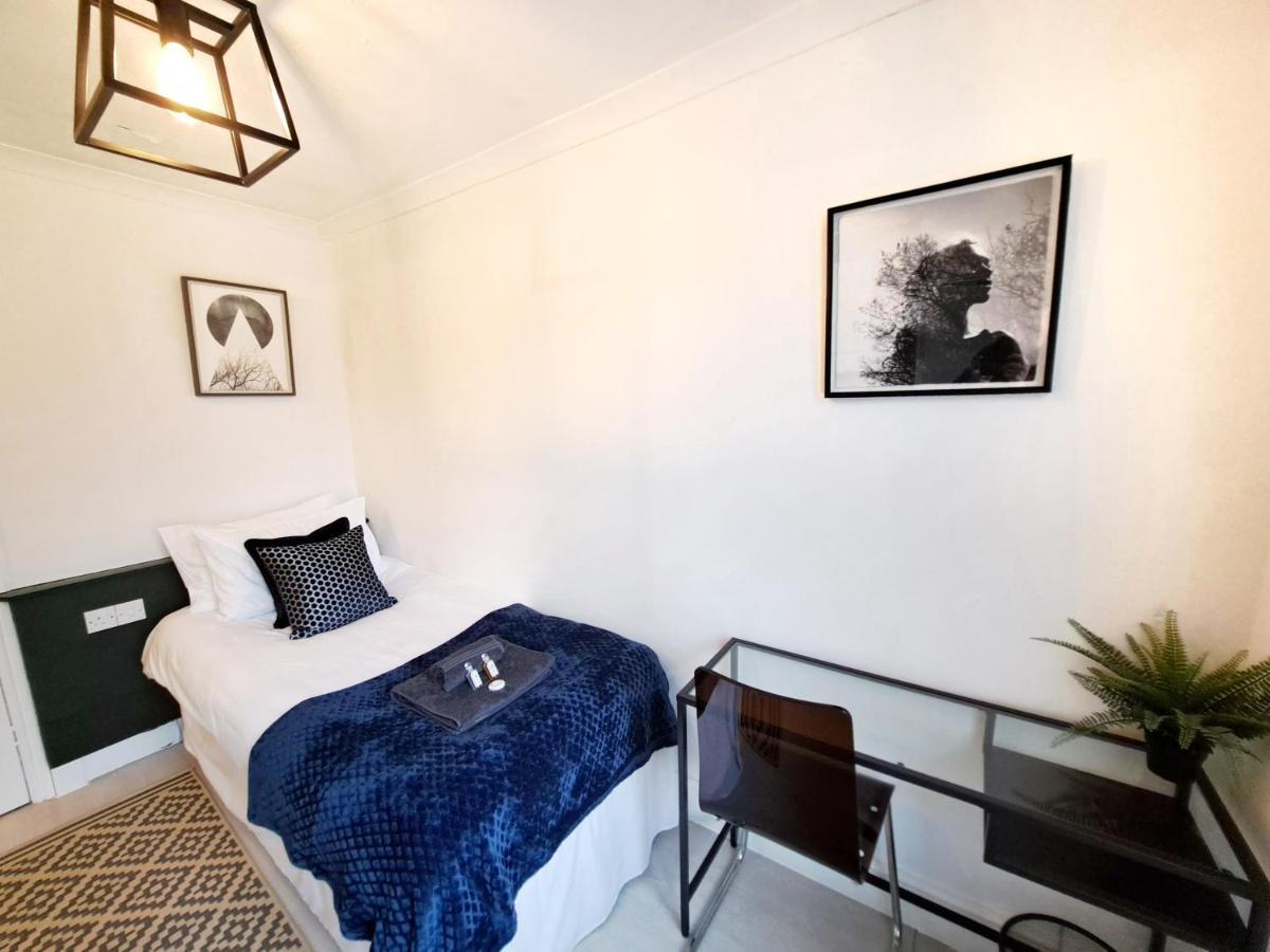 Spacious 3 Bed Apartment, En-Suites, Near Train Station! Watford  Buitenkant foto