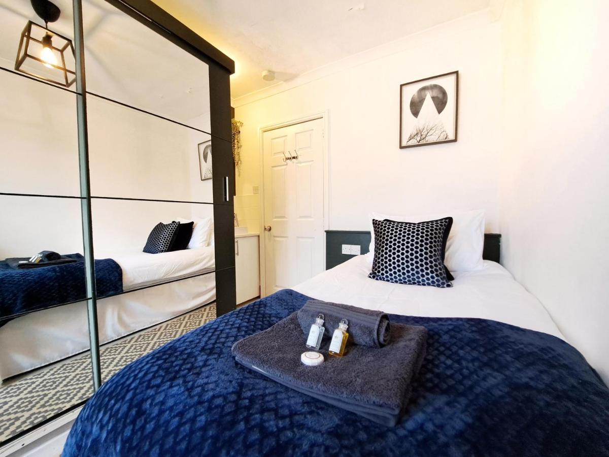 Spacious 3 Bed Apartment, En-Suites, Near Train Station! Watford  Buitenkant foto