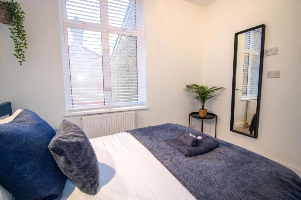 Spacious 3 Bed Apartment, En-Suites, Near Train Station! Watford  Buitenkant foto