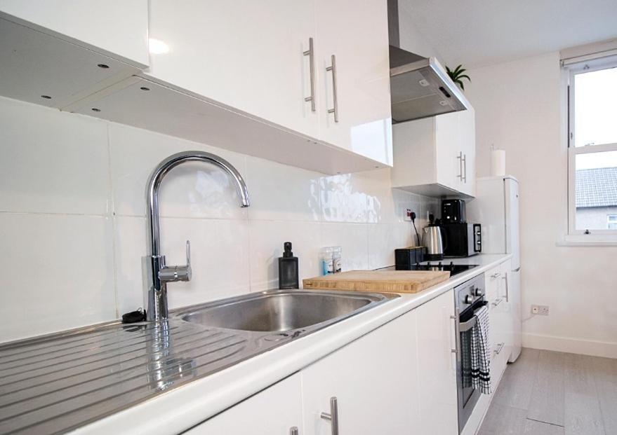 Spacious 3 Bed Apartment, En-Suites, Near Train Station! Watford  Buitenkant foto