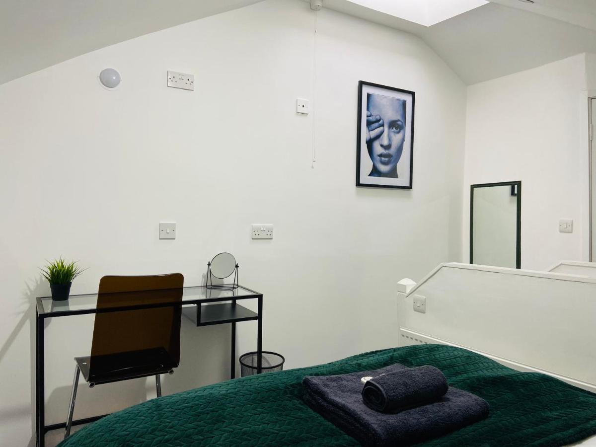 Spacious 3 Bed Apartment, En-Suites, Near Train Station! Watford  Buitenkant foto