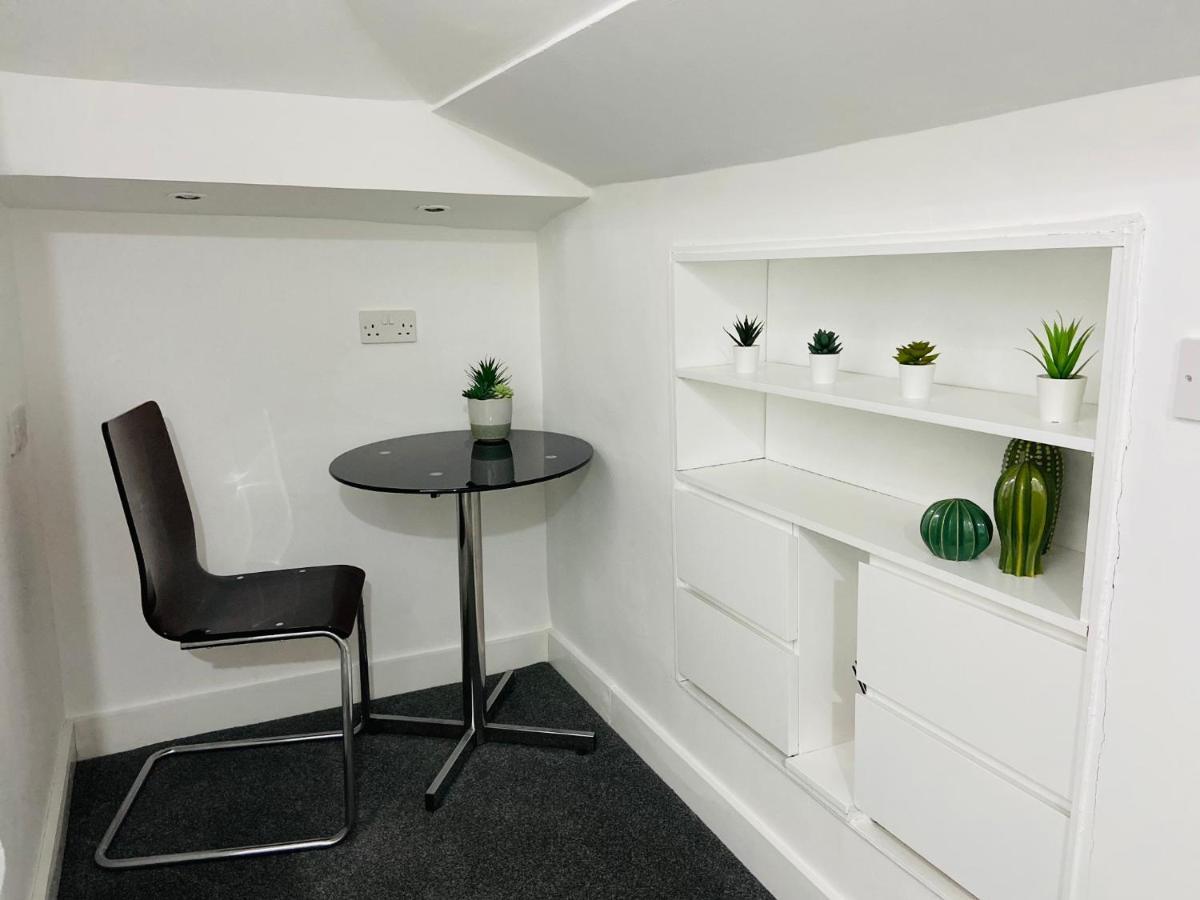 Spacious 3 Bed Apartment, En-Suites, Near Train Station! Watford  Buitenkant foto